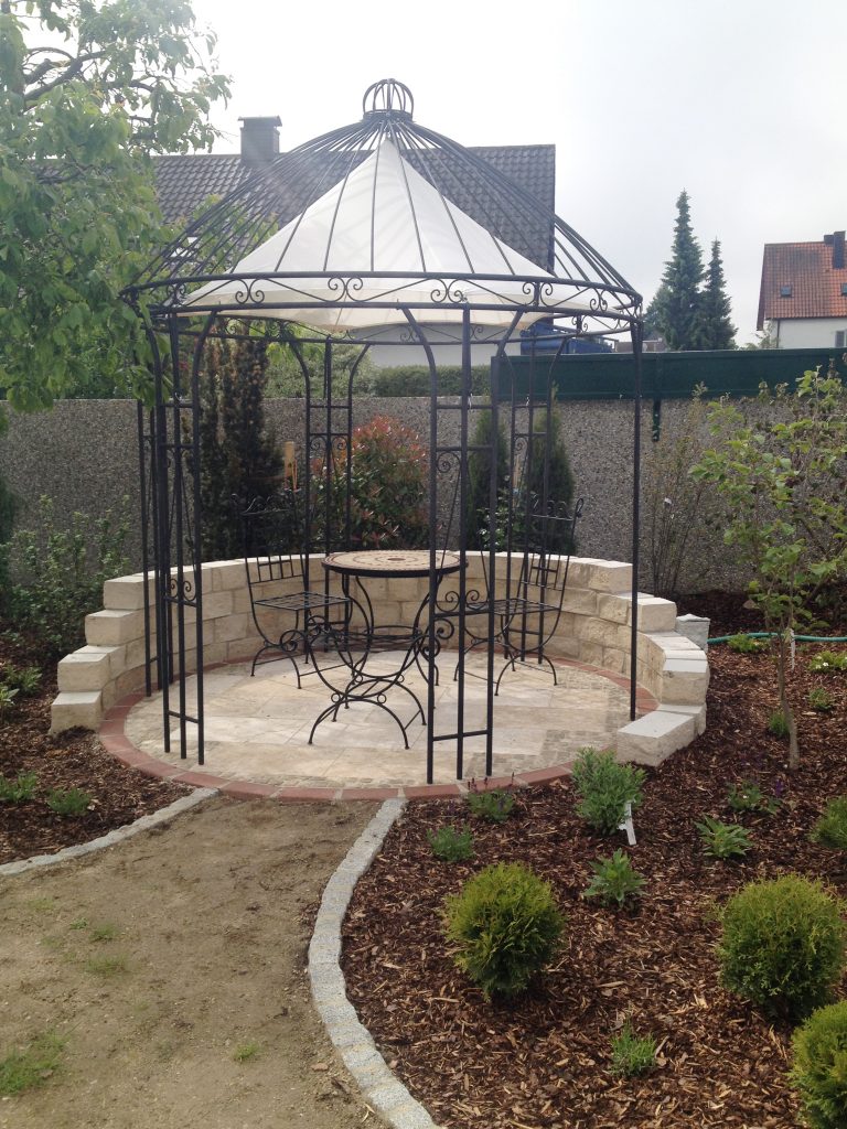 Sitzplatz mit Pavillion - Tobisch Gartengestaltung